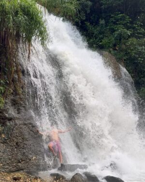 Viviana Serna Instagram - Al garete en PR!!! 🇵🇷

1 - La tarde en el Viejo San Juan.
2,3 y 4 - La Poza del Obispo en Arecibo.
5 y 6 - Playa La Plata en Vieques.
7 y 8- Playa Caracas en Vieques. 
9 y 10 - Río La Planta en Arecibo.
11 y 12 - La Poza de Don Guelo.
13 - Salsa en La Perla.
14- Última Luna llena del año. 
15 y 16- La mañana en Condado. 
17- Viernes decembrino en La Placita de Santurce.
18- Una promesa del cielo. 🌈