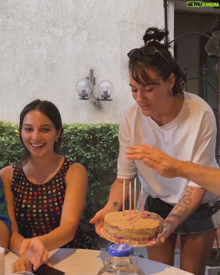 Vivianne Dietz - 74.2K Likes - Cumplí años y fui muy feliz 💛🌻 graaaaaacias por tanto amor! ♾️ me voy acercando a los 30 💃🏽🥂
@jovivestuario siempre 🤍