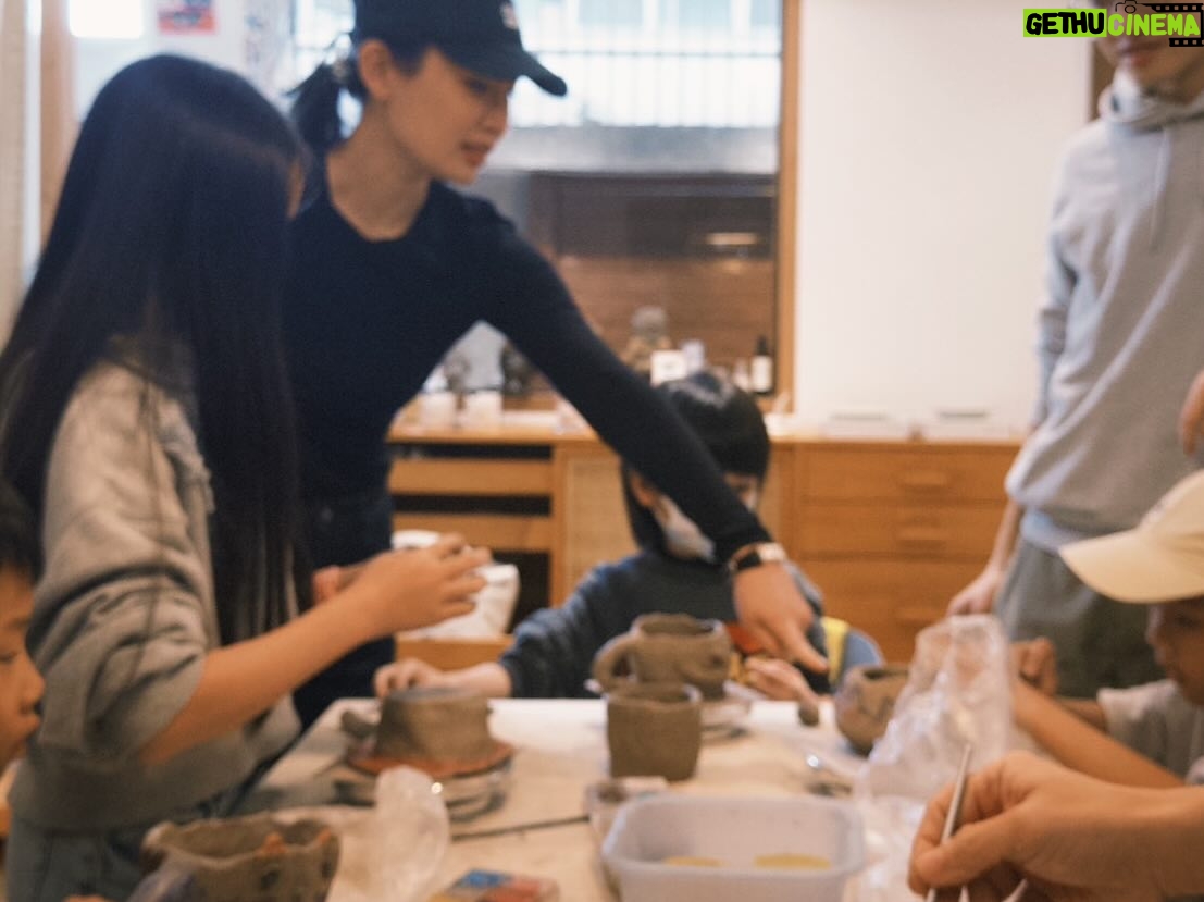 Waa Wei - 26.6K Likes - -
1.proud of you !不抱一下不行耶,怎麼這麼棒啊!
2.我和我們周圍的人道歉,因為我看到他們很放鬆很開心,所以說話和唱歌就不小心很大聲。
3.報名了997studio的手作紙燈課,這是老師幫我拍的。
4.漿糊好香,因為我小時候住在郵局的旁邊,這個味道很復古,很⋯好吃的感覺(?
5.哈哈哈,你要來一點嗎?
6.貼和紙這part真的很緊張⋯
7.模具取出用吹風機吹乾紙燈的時候,吹風機的聲音其實讓我很想睡。
8.放這盞和紙燈在家裡,我就是野口娃了我~
9.我最近很常吃綜合隔夜燕麥杯,好好吃!
10.好喜歡捏陶,要捏大家一起捏。
11.路易和朋友們都捏得很好。
12.你看,我也捏得不錯。
13.我是你的杯杯~
14.路易的科學課做了讓我可以玩半天的東西。
15.看到柯智棠在台上大聲唱著自己寫的歌,看到台下這麼多人支持他,很替他開心!
16.Jerry生日快樂,他還分給了我一個願望,好好喔。
17.”好好生活,想念不一定要見面,喜歡也不一定非要在一起。你要相信,每一種距離都有它的意義。"
18.不怕!我在!