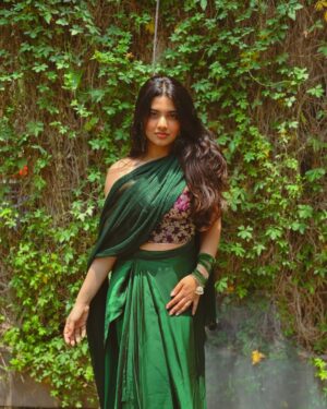 Wafa Khadeeja Rahman Instagram - Can you hold me down?

#ootd #fashion #styling #outfitoftheday #indianfashion 

[ ootd, fashion, styling, corset drape ]