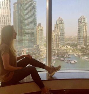 Wafaa El Kilani Instagram - من الحاجات القليلة الجميلة اللي حصلت معايا السنه دي أني منحت وزوجي الإقامة الذهبية في دولة الإمارات العربية المتحدة كل الشكر لصاحب السمو الشيخ محمد بن راشد ال مكتوم حفظه الله وحكومة دبي ؛ حفظ الله الإمارات واهلها الطيبين 💚

#دبي#مصر #الإمارات#وفاء_الكيلاني #تيم_حسن