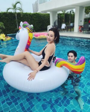 Wan-Ting Tseng Instagram - 打水仗囉～
#早安 #游泳 #游泳池