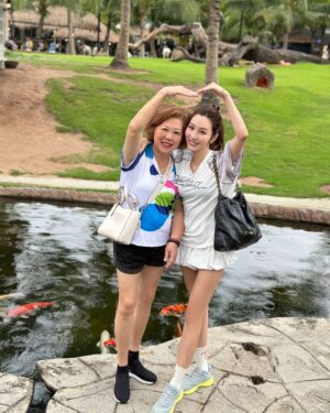 Wan-Ting Tseng Instagram - 眼尖的朋友
應該已經發現
我瞬間移動到泰國了
這次的家族旅遊全員到齊
陣仗好驚人😆
