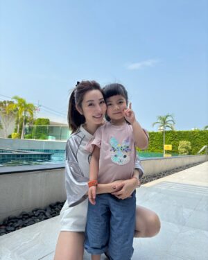 Wan-Ting Tseng Instagram - 眼尖的朋友
應該已經發現
我瞬間移動到泰國了
這次的家族旅遊全員到齊
陣仗好驚人😆