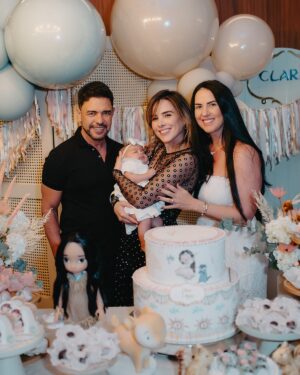 Wanessa Camargo Instagram - Entre um compromisso e outro, corri pra dar aquele abraço, curtir um pouquinho esse momento especial e me encher do amor mais puro que existe. Ontem foi o 3º mêsversário da Clara!

Minha princesa, você é luz, é força, é amor! Dirmã te ama infinitamente! ❤️

📸 @thailazarinifotografia