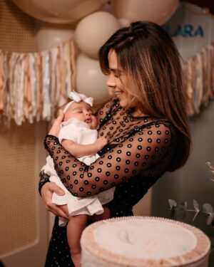 Wanessa Camargo Instagram - Entre um compromisso e outro, corri pra dar aquele abraço, curtir um pouquinho esse momento especial e me encher do amor mais puro que existe. Ontem foi o 3º mêsversário da Clara!

Minha princesa, você é luz, é força, é amor! Dirmã te ama infinitamente! ❤️

📸 @thailazarinifotografia