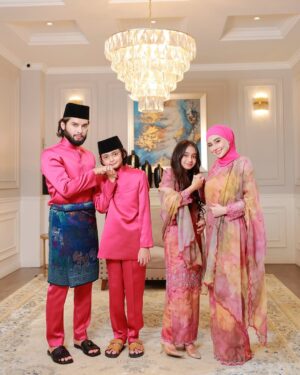 Wawa Zainal Instagram - Selamat hari raya maaf zahir dan batin dari wawa & aeril sekeluarga💖

Baju from @solacouture_official