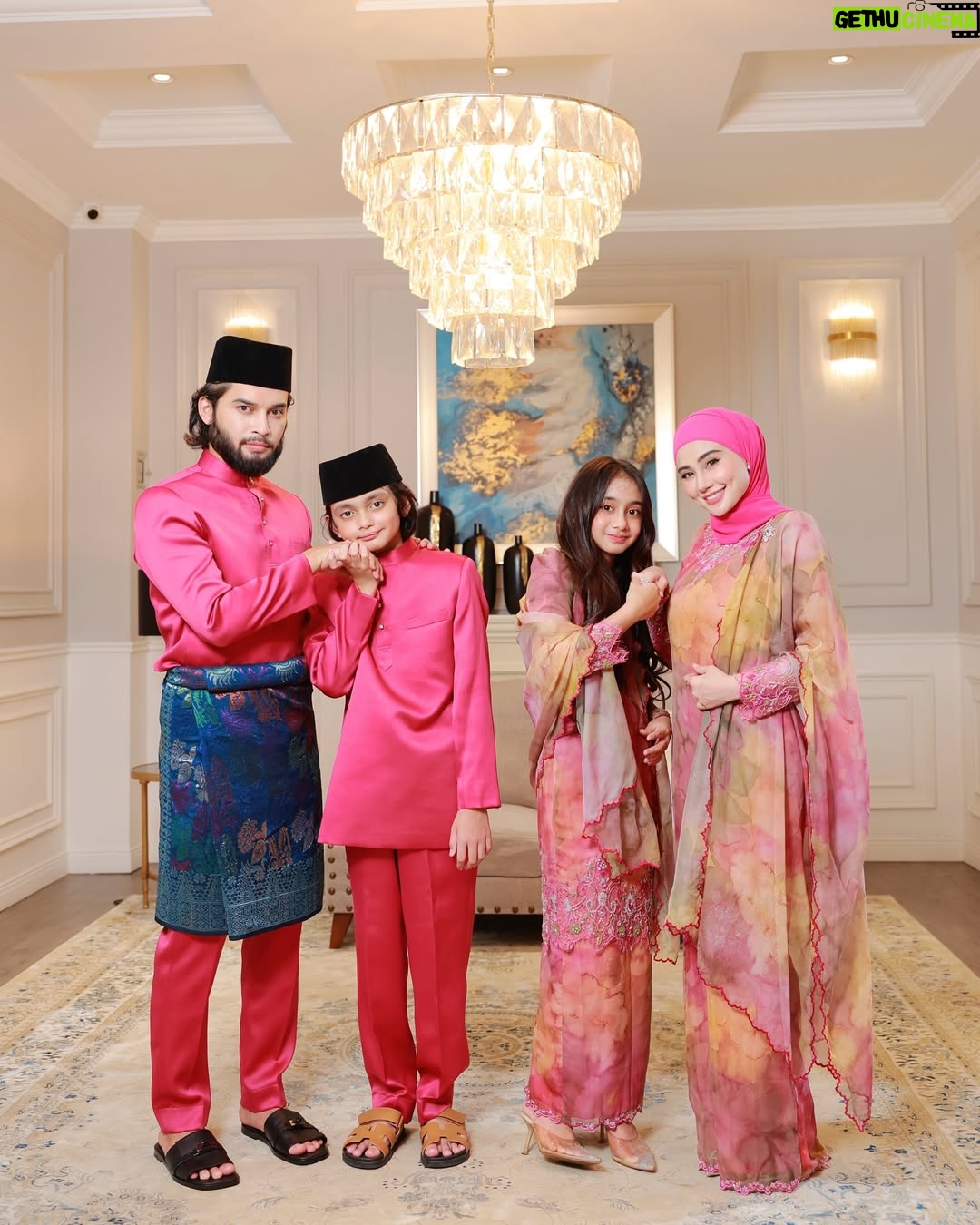 Wawa Zainal - 79.7K Likes - Selamat hari raya maaf zahir dan batin dari wawa & aeril sekeluarga💖
Baju from @solacouture_official