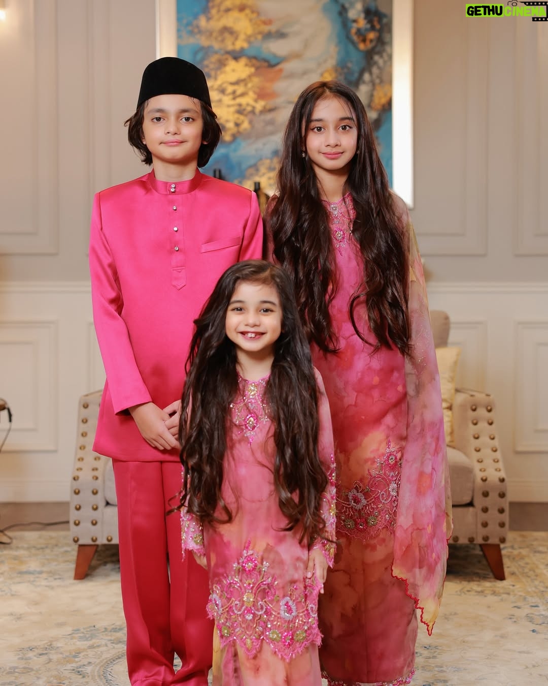 Wawa Zainal - 79.7K Likes - Selamat hari raya maaf zahir dan batin dari wawa & aeril sekeluarga💖
Baju from @solacouture_official
