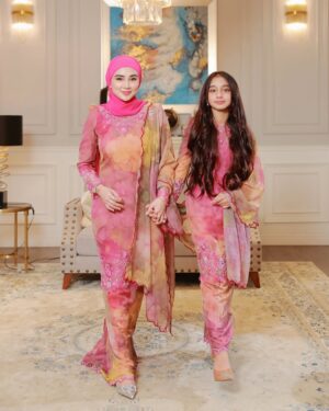 Wawa Zainal Instagram - Selamat hari raya maaf zahir dan batin dari wawa & aeril sekeluarga💖

Baju from @solacouture_official