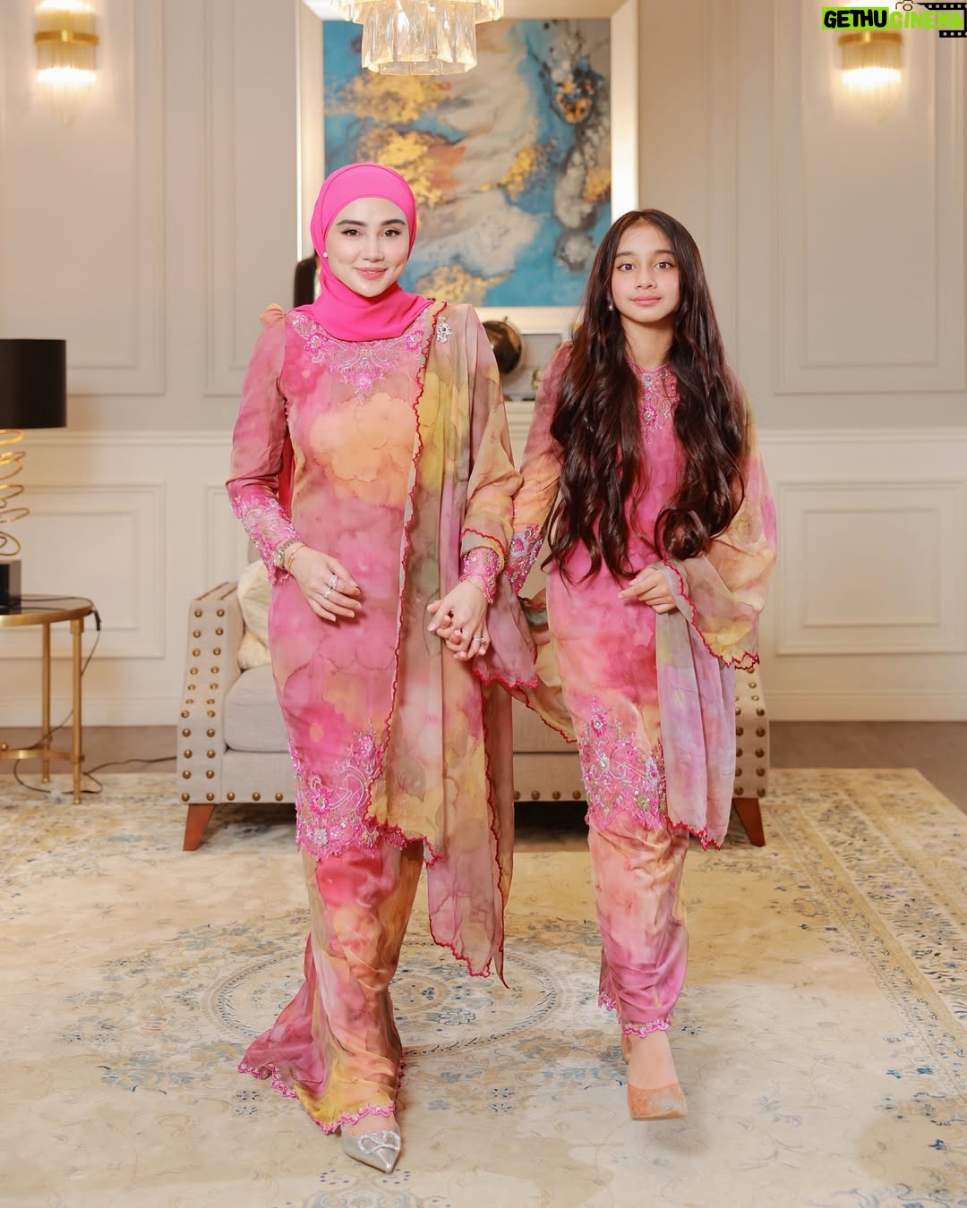 Wawa Zainal - 79.7K Likes - Selamat hari raya maaf zahir dan batin dari wawa & aeril sekeluarga💖
Baju from @solacouture_official