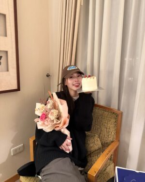 Winnie Wu Instagram - Happy birthday to me！

心智還跟不上跟時間賽跑的速度
希望不管世界再怎麼變
自己和身邊所愛都能夠健康平安
快快樂樂過日子最重要

謝謝大家的祝福 我擁有了好多愛❣️🕊️