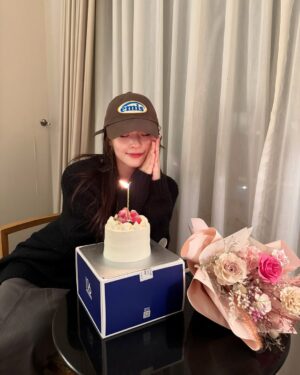 Winnie Wu Instagram - Happy birthday to me！

心智還跟不上跟時間賽跑的速度
希望不管世界再怎麼變
自己和身邊所愛都能夠健康平安
快快樂樂過日子最重要

謝謝大家的祝福 我擁有了好多愛❣️🕊️