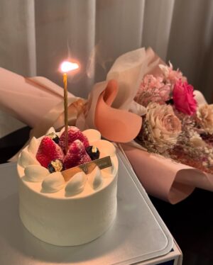 Winnie Wu Instagram - Happy birthday to me！

心智還跟不上跟時間賽跑的速度
希望不管世界再怎麼變
自己和身邊所愛都能夠健康平安
快快樂樂過日子最重要

謝謝大家的祝福 我擁有了好多愛❣️🕊️