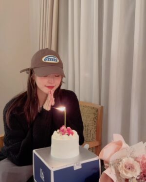 Winnie Wu Instagram - Happy birthday to me！

心智還跟不上跟時間賽跑的速度
希望不管世界再怎麼變
自己和身邊所愛都能夠健康平安
快快樂樂過日子最重要

謝謝大家的祝福 我擁有了好多愛❣️🕊️