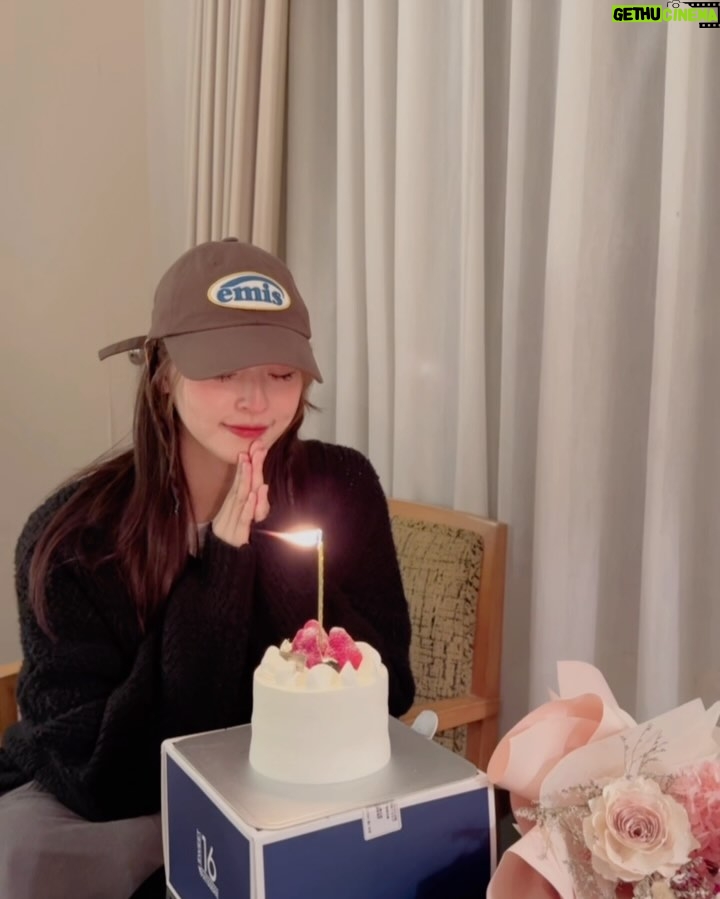 Winnie Wu - 8.1K Likes - Happy birthday to me！

心智還跟不上跟時間賽跑的速度
希望不管世界再怎麼變
自己和身邊所愛都能夠健康平安
快快樂樂過日子最重要

謝謝大家的祝福 我擁有了好多愛❣️🕊️