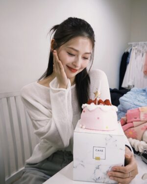 Winnie Wu Instagram - Happy birthday to me！

心智還跟不上跟時間賽跑的速度
希望不管世界再怎麼變
自己和身邊所愛都能夠健康平安
快快樂樂過日子最重要

謝謝大家的祝福 我擁有了好多愛❣️🕊️