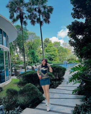 Wiwid Gunawan Instagram - Sending the warmest of hugs to those who feel sad, tired, lonely, drained, and empty. #mypositiveoutlooks #behappy #besafe #beauty #love #behealthy #wiwidgunawan216 #blessed #widlov❣️