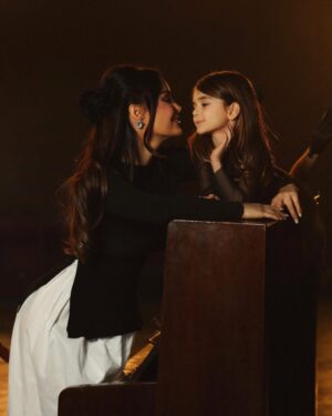 Xhensila Myrtezaj Instagram - E vogla ime, e madhe sa bota.
Të dyja dorë për dore me një zë, me një zemer do këndojmë..
Këto vepra muzikore janë pasuria më e madhe artistike që vetem Pirro Çako mund ti krijonte.
“Ditari” mini-albumi që startoi me Amen, sot do sjell DuDu 🧸, për të vazhduar me projekte të ardhshme në vazhdim.
Sot ora 18:00 do ju shkrihet zemra sidomos mamave që kanë bebe goca.
Ju duam ........
@pirrocako 
@darkodimitrov 
@klevinhalili 📸
@the_claudiaaaa 🎞️
@makeupbyelona 💄
@ulfa__official ✨