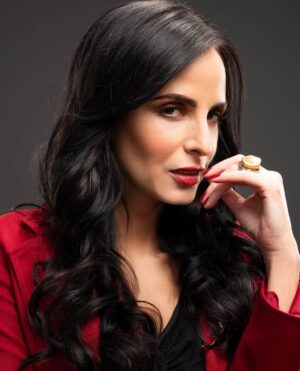Ximena Herrera Instagram - Hoy inicia un nuevo reto en mi carrera, un personaje que atesoro y que me sacó de mi zona de confort.. mi muy amada #Renata ! Gracias #ConEsaMismaMirada , gracias a todo el elenco, a mis productoras, directores, escritor@s, a todo el crew, maquillaje, vestuario, cámaras , editores, sonido ,fotógrafos , iluminadores , choferes , y TODOS los que nos cuidaron e hicieron posible esta producción. Mi alma y mi corazón están eternamente agradecidos.
Espero que todo el público sea partícipe de este trabajo que hicimos en equipo y con la finalidad de conectar y conmover.

#TodosQueremosUnaAmigaComoRenata 💅😂

Solo por @vix ❤️

Los quiero!

Ximena