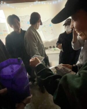 Yaeji Instagram - 서울뻔데기에와준 내 한국 어니언뿌뿌들.. 고맙거 사랑해요

이 모든걸 기획한 @alpsinc.kr (haein, cecelia, and 막내s) and laura 🫶 my sweetest mgmt who flew all the way for this 🫶 art team who went above and beyond with making seendosi pondeggi (@o.oahoi @bokchoii_ii )🥹🫶 the staff that helped the day run so smooth, the friends that DJed (@soma_kim @yyetsubyy @__k_wata @neekoal @hypnosistherapy_ )🫶 @_a_knack and @aknacktool_oohmore for making me look like 학예회가는유치원생 🫶 all my friends and family that stopped by for the hand clap game 🫶 my fav place @seendosi for letting us host pondeggi 🫶 그리그 이 모든걸 경험하러 시간내서 와주시누나의서중한뻔데기들 ,, 사랑한데기

it‘s meaningful and special to gather in person, our bodies in the same space at the same time, phones away, just us - resonating together 💕 항상 나의 거울이 되어줘서 고마워 다들