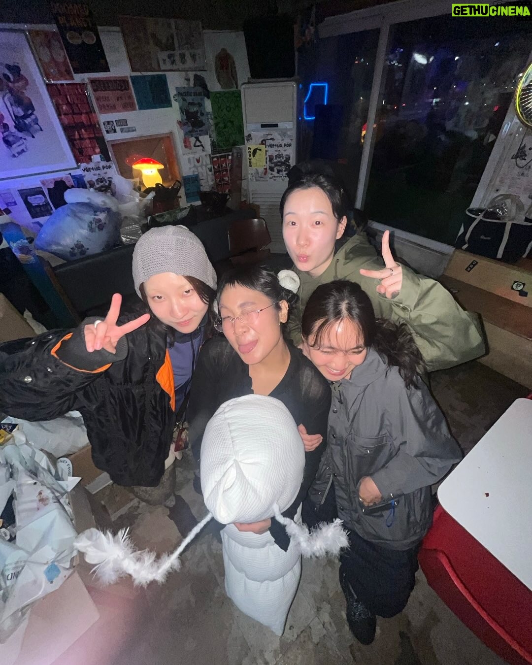 Yaeji - 9.8K Likes - 서울뻔데기에와준 내 한국 어니언뿌뿌들.. 고맙거 사랑해요
이 모든걸 기획한 @alpsinc.kr (haein, cecelia, and 막내s) and laura 🫶 my sweetest mgmt who flew all the way for this 🫶 art team who went above and beyond with making seendosi pondeggi (@o.oahoi @bokchoii_ii )🥹🫶 the staff that helped the day run so smooth, the friends that DJed (@soma_kim @yyetsubyy @__k_wata @neekoal @hypnosistherapy_ )🫶 @_a_knack and @aknacktool_oohmore for making me look like 학예회가는유치원생 🫶 all my friends and family that stopped by for the hand clap game 🫶 my fav place @seendosi for letting us host pondeggi 🫶 그리그 이 모든걸 경험하러 시간내서 와주시누나의서중한뻔데기들 ,, 사랑한데기
it‘s meaningful and special to gather in person, our bodies in the same space at the same time, phones away, just us - resonating together 💕 항상 나의 거울이 되어줘서 고마워 다들