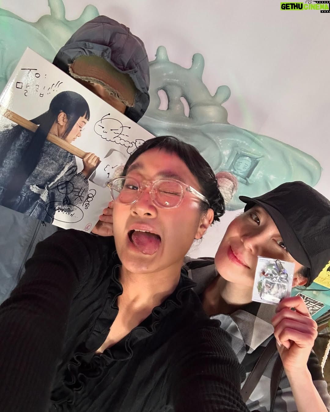 Yaeji - 9.8K Likes - 서울뻔데기에와준 내 한국 어니언뿌뿌들.. 고맙거 사랑해요
이 모든걸 기획한 @alpsinc.kr (haein, cecelia, and 막내s) and laura 🫶 my sweetest mgmt who flew all the way for this 🫶 art team who went above and beyond with making seendosi pondeggi (@o.oahoi @bokchoii_ii )🥹🫶 the staff that helped the day run so smooth, the friends that DJed (@soma_kim @yyetsubyy @__k_wata @neekoal @hypnosistherapy_ )🫶 @_a_knack and @aknacktool_oohmore for making me look like 학예회가는유치원생 🫶 all my friends and family that stopped by for the hand clap game 🫶 my fav place @seendosi for letting us host pondeggi 🫶 그리그 이 모든걸 경험하러 시간내서 와주시누나의서중한뻔데기들 ,, 사랑한데기
it‘s meaningful and special to gather in person, our bodies in the same space at the same time, phones away, just us - resonating together 💕 항상 나의 거울이 되어줘서 고마워 다들