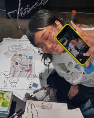 Yaeji Instagram - 뻔데기!!!!!!!!!!!
드디어 내일 팝업이에요
뻔데기 분위기 나게 공간 이쁘게 꾸몄으니까 많이 놀러와주세요! 
제 이전 앨범 CD랑 LP도 있구요 제가 새로 만든 귀여운 뻔데기 케릭터 그려서 싸인 한 것도 조금 있데기!! (싸인한 거 갖고 싶은 분들은 조금 빨리 와주세요! )
오후 12시부터 4시까지의 merch pop up is for anyone to come!! 🤍