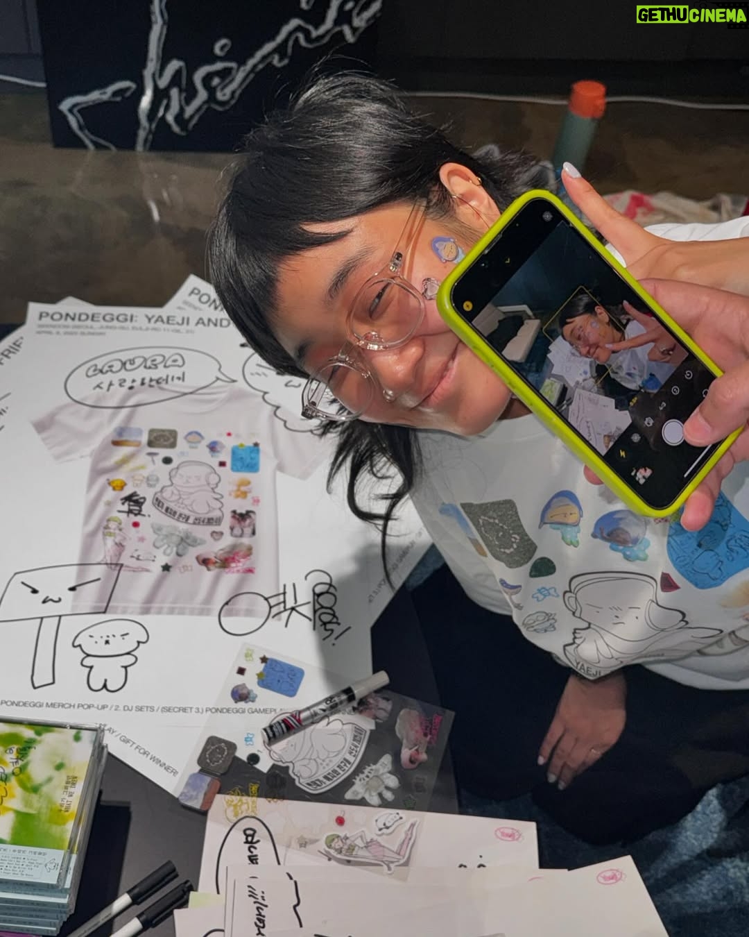 Yaeji - 4.6K Likes - 뻔데기!!!!!!!!!!!
드디어 내일 팝업이에요
뻔데기 분위기 나게 공간 이쁘게 꾸몄으니까 많이 놀러와주세요!
제 이전 앨범 CD랑 LP도 있구요 제가 새로 만든 귀여운 뻔데기 케릭터 그려서 싸인 한 것도 조금 있데기!! (싸인한 거 갖고 싶은 분들은 조금 빨리 와주세요! )
오후 12시부터 4시까지의 merch pop up is for anyone to come!! 🤍