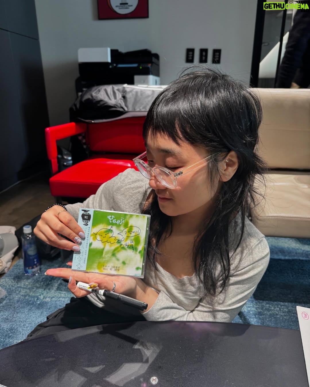 Yaeji - 4.6K Likes - 뻔데기!!!!!!!!!!!
드디어 내일 팝업이에요
뻔데기 분위기 나게 공간 이쁘게 꾸몄으니까 많이 놀러와주세요!
제 이전 앨범 CD랑 LP도 있구요 제가 새로 만든 귀여운 뻔데기 케릭터 그려서 싸인 한 것도 조금 있데기!! (싸인한 거 갖고 싶은 분들은 조금 빨리 와주세요! )
오후 12시부터 4시까지의 merch pop up is for anyone to come!! 🤍