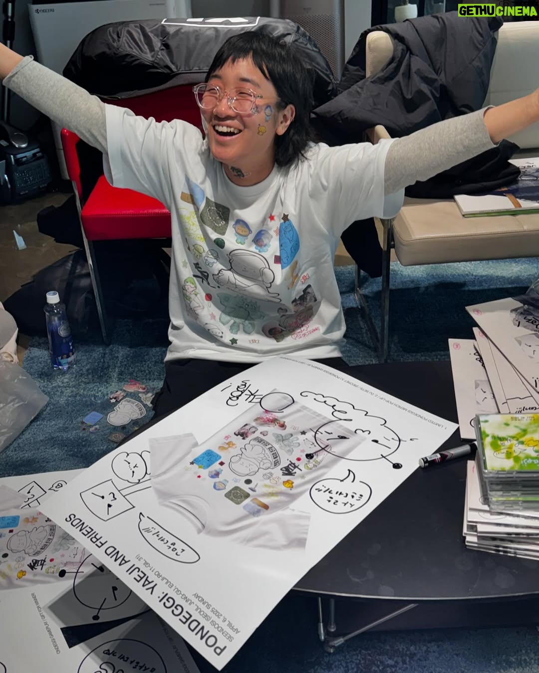 Yaeji - 4.6K Likes - 뻔데기!!!!!!!!!!!
드디어 내일 팝업이에요
뻔데기 분위기 나게 공간 이쁘게 꾸몄으니까 많이 놀러와주세요!
제 이전 앨범 CD랑 LP도 있구요 제가 새로 만든 귀여운 뻔데기 케릭터 그려서 싸인 한 것도 조금 있데기!! (싸인한 거 갖고 싶은 분들은 조금 빨리 와주세요! )
오후 12시부터 4시까지의 merch pop up is for anyone to come!! 🤍