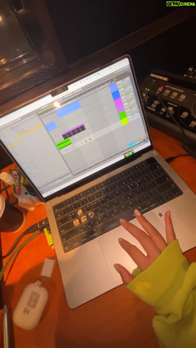Yaeji - 1K Likes - process
feeling>writing>arrangement>recording>playing>dancing
and repeat