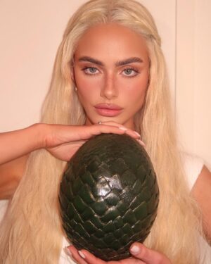 Yael Shelbia Instagram - ‏Khaleesi 🧝🏼‍♀️
My Dress by @gildvash_ 
Dragon egg by @mustache_art_studio 
Stylist @daniella_capelouto 
Hair @ran_karisi 
Wig by @herzliawigs 
@simadayanazulay 
Makeup @elle.adida