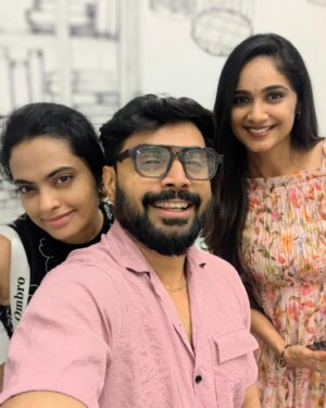 Yamuna Chinnadurai Instagram - 3 very intelligent people🤣🤣 and some coffee😎
Friends, co stars and bantar
#friends #costars #bantar #intelligent #people #coffee #coffetime