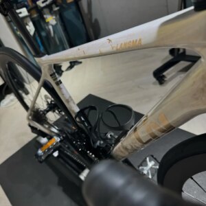 Yan-Pei Su Instagram - 幾個月前，換了一台興奮入手的公路車
漸層大理石紋路真的無敵~~漂亮😍愛史！
但因為工作、私事一直無法騎乘
趁真的放假了 怎麼樣也要遊河濱到淡水喝杯咖啡 運動流汗一下

Ps 騎山路依目前的體力真的不敢想，
但慶幸是 還好還看得到車友的車尾燈。不難🤣

@livcycling_taipei  @livcyclingtaiwan 
@livcycling