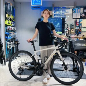 Yan-Pei Su Instagram - 幾個月前，換了一台興奮入手的公路車
漸層大理石紋路真的無敵~~漂亮😍愛史！
但因為工作、私事一直無法騎乘
趁真的放假了 怎麼樣也要遊河濱到淡水喝杯咖啡 運動流汗一下

Ps 騎山路依目前的體力真的不敢想，
但慶幸是 還好還看得到車友的車尾燈。不難🤣

@livcycling_taipei  @livcyclingtaiwan 
@livcycling