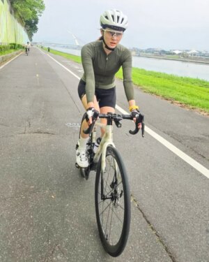 Yan-Pei Su Instagram - 幾個月前，換了一台興奮入手的公路車
漸層大理石紋路真的無敵~~漂亮😍愛史！
但因為工作、私事一直無法騎乘
趁真的放假了 怎麼樣也要遊河濱到淡水喝杯咖啡 運動流汗一下

Ps 騎山路依目前的體力真的不敢想，
但慶幸是 還好還看得到車友的車尾燈。不難🤣

@livcycling_taipei  @livcyclingtaiwan 
@livcycling