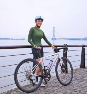 Yan-Pei Su Instagram - 幾個月前，換了一台興奮入手的公路車
漸層大理石紋路真的無敵~~漂亮😍愛史！
但因為工作、私事一直無法騎乘
趁真的放假了 怎麼樣也要遊河濱到淡水喝杯咖啡 運動流汗一下

Ps 騎山路依目前的體力真的不敢想，
但慶幸是 還好還看得到車友的車尾燈。不難🤣

@livcycling_taipei  @livcyclingtaiwan 
@livcycling