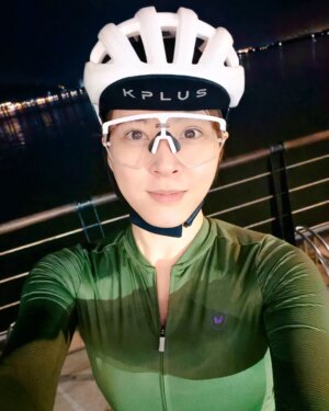 Yan-Pei Su Instagram - 幾個月前，換了一台興奮入手的公路車
漸層大理石紋路真的無敵~~漂亮😍愛史！
但因為工作、私事一直無法騎乘
趁真的放假了 怎麼樣也要遊河濱到淡水喝杯咖啡 運動流汗一下

Ps 騎山路依目前的體力真的不敢想，
但慶幸是 還好還看得到車友的車尾燈。不難🤣

@livcycling_taipei  @livcyclingtaiwan 
@livcycling