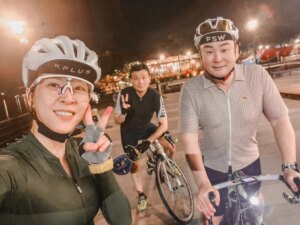 Yan-Pei Su Instagram - 幾個月前，換了一台興奮入手的公路車
漸層大理石紋路真的無敵~~漂亮😍愛史！
但因為工作、私事一直無法騎乘
趁真的放假了 怎麼樣也要遊河濱到淡水喝杯咖啡 運動流汗一下

Ps 騎山路依目前的體力真的不敢想，
但慶幸是 還好還看得到車友的車尾燈。不難🤣

@livcycling_taipei  @livcyclingtaiwan 
@livcycling
