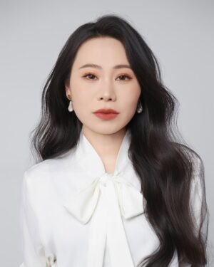 Yang Ge Instagram - Chinese photo studio experience 🥰
70€ (make up/ hair/costume/ photo shoot/photo editing ) all in collusive я В шоке ! Они даже клееют всем ресницы! И можно выбрать какие украшение !!!даже туфли есть …
