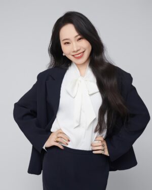 Yang Ge Instagram - Chinese photo studio experience 🥰
70€ (make up/ hair/costume/ photo shoot/photo editing ) all in collusive я В шоке ! Они даже клееют всем ресницы! И можно выбрать какие украшение !!!даже туфли есть …