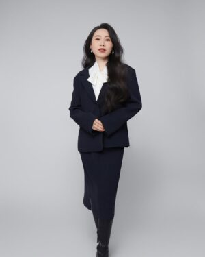 Yang Ge Instagram - Chinese photo studio experience 🥰
70€ (make up/ hair/costume/ photo shoot/photo editing ) all in collusive я В шоке ! Они даже клееют всем ресницы! И можно выбрать какие украшение !!!даже туфли есть …