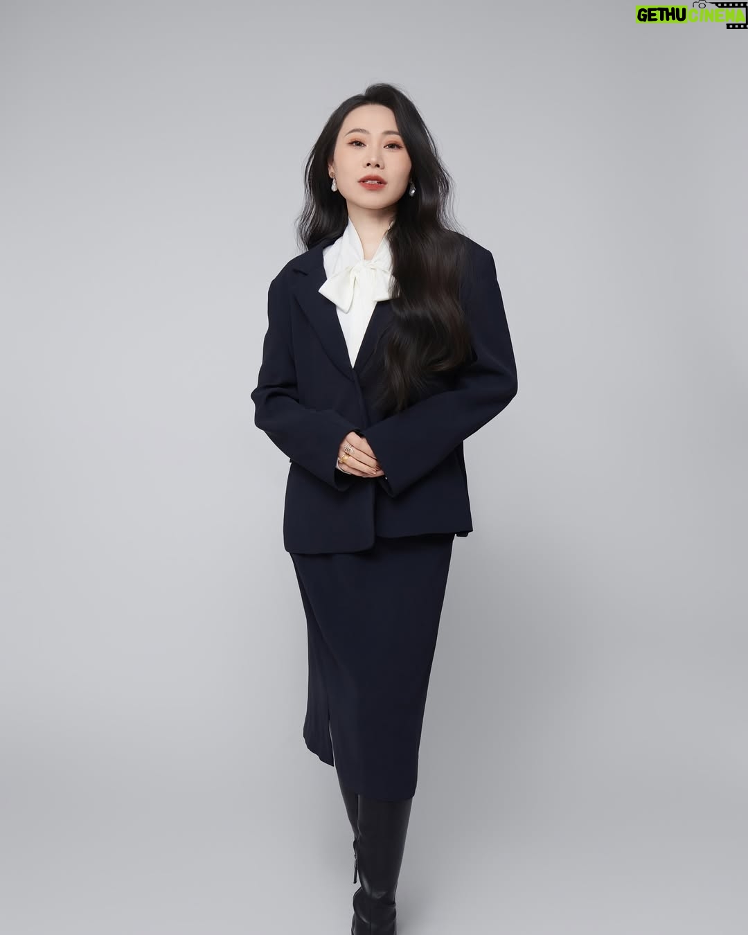 Yang Ge - 16.5K Likes - Chinese photo studio experience 🥰
70€ (make up/ hair/costume/ photo shoot/photo editing ) all in collusive я В шоке ! Они даже клееют всем ресницы! И можно выбрать какие украшение !!!даже туфли есть …