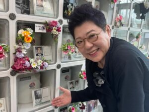 Yang Hee-eun Instagram - 250418/현충원에서...
자식을 가슴에 묻은 부모님들과
그리움의 나날을 보내는 가족들께
위로의 마음 담아 노래로...
덕에 아버지도 뵙고....
#국가보훈처 #현충원
#양희은