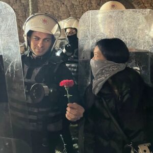 Yasemin Hadivent Instagram - Sen karanfile eğilimlisin, alıp sana veriyorum işte
Sen de bir başkasına veriyorsun daha güzel
O başkası yok mu bir yanındakine veriyor
Derken karanfil elden ele.
Görüyorsun ya bir sevdayı büyütüyoruz seninle
Sana değiniyorum, sana ısınıyorum, bu o değil
Bak nasıl, beyaza keser gibisine yedi renk
Birleşiyoruz sessizce.
#edipcansever
👏🇹🇷