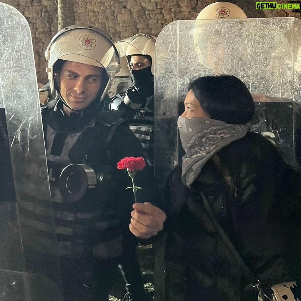 Yasemin Hadivent - 1.1K Likes - Sen karanfile eğilimlisin, alıp sana veriyorum işte
Sen de bir başkasına veriyorsun daha güzel
O başkası yok mu bir yanındakine veriyor
Derken karanfil elden ele.

Görüyorsun ya bir sevdayı büyütüyoruz seninle
Sana değiniyorum, sana ısınıyorum, bu o değil
Bak nasıl, beyaza keser gibisine yedi renk
Birleşiyoruz sessizce.

#edipcansever 

👏🇹🇷