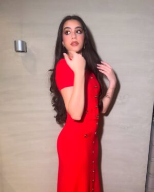 Yasmina El-Abd Instagram - عيلة #لام_شمسية هتكون معاكم النهاردة الساعة ٩ مساء بتوقيت القاهرة على قناة. @on.e في برنامج #كلمة_أخيرة مع الأستاذة
@lamiselhadidyofficial 
@lam.shamseya 

styled by @ayatseifelnasr 
wearing @majeparis @nileprojectsretail 
jewelry @azzafahmy
