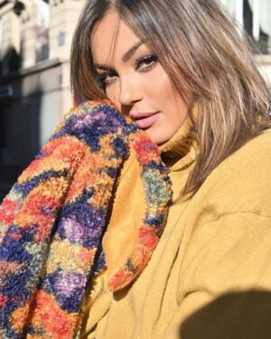 Yasmine Ammari Instagram - حمد الله مزلني في الحياة ربي ويطول في عمري وينقص في اللي دار فيا الدعايات بلي مت 🙏😂 Merci au photographe  @akrammenari