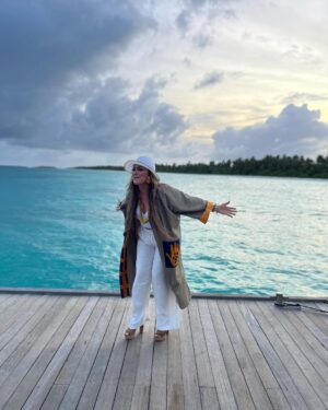 Yasmine Ammari Instagram - Restez connectés y’a du nouveau 🎬🎬merci @ykinteriordesign 👘pour le kimono ❤️❤️❤️